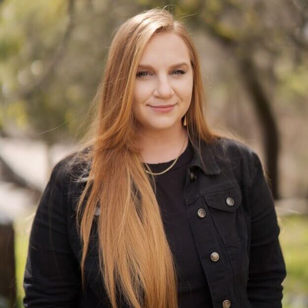 RebeccaNiehausHeadshot (1)